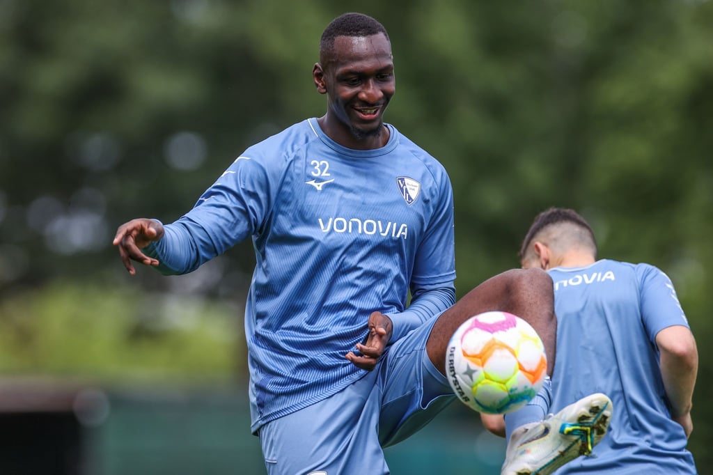 Bochums Tarsis Bonga spielt den Ball mit dem Fuß.
