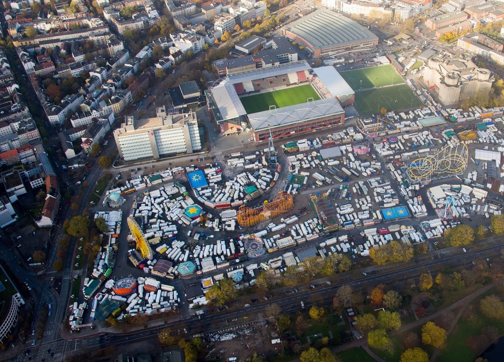 Das Stadion des FC St. Pauli liegt im Zentrum Hamburgs neben dem Heiligengeistfeld, gut acht Kilometer vom Stadion des HSV entfernt.