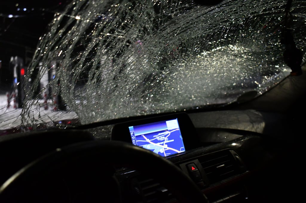 Herunterfallende Eisscholle trifft Windschutzscheibe eines Pkw auf der A9