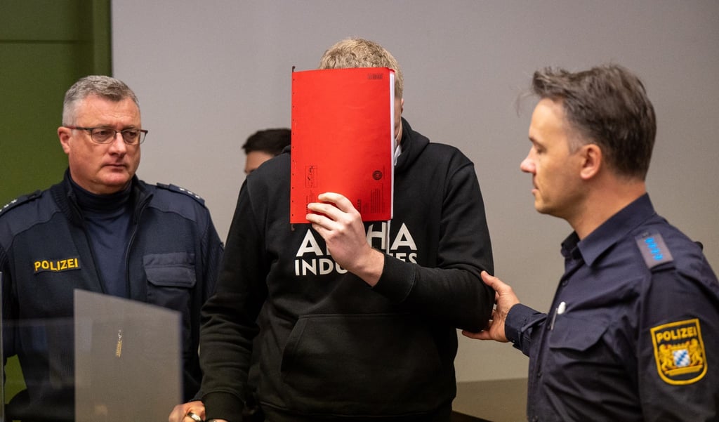 Der angeklagte Krankenpfleger wird von Justizbeamten in den Gerichtssaal geführt.