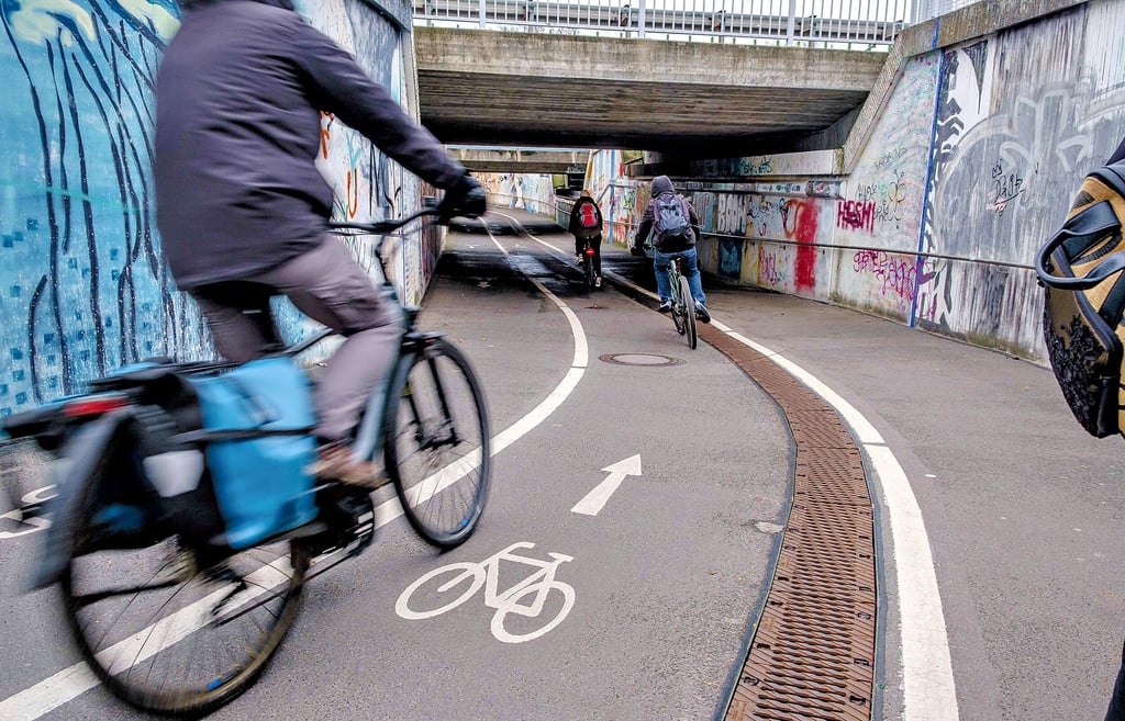 In der Kurve und bei hoher Geschwindigkeit kommt man rasch zu weit nach links – wehe, wenn es der Gegenverkehr dann genauso hält.
