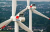 Windräder mit einer Höhe von bis zu 200 Metern drehen sich in einem Windpark östlich von Parchim.