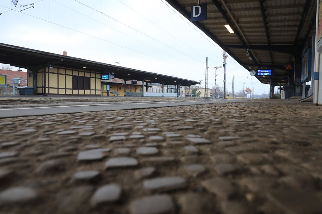 Aus der Zeit gefallen - der Bahnhof in Köthen (Anhalt-Bitterfeld). In den kommenden Jahren sollen nun die Bahnsteige modernisiert werden. Das Projekt ist eines von mehr als 70 auf der jüngsten Sanierungsliste des Landes Sachsen-Anhalt und der Deutschen Bahn.
