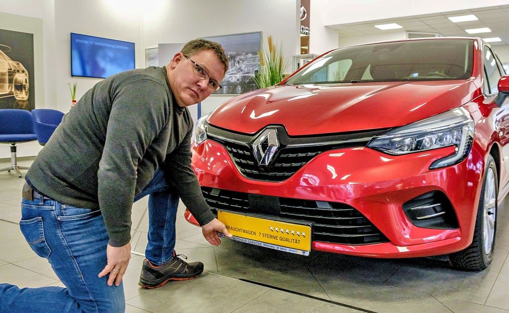 Rene Peper vom Wittenberger Hyundai-Autohaus „Gänsicke“ spricht über teure und rare Gebrauchtwagen. An Kleinwagen im unteren Preissegment mangelt es nach Aussagen des Geschäftsführers besonders.