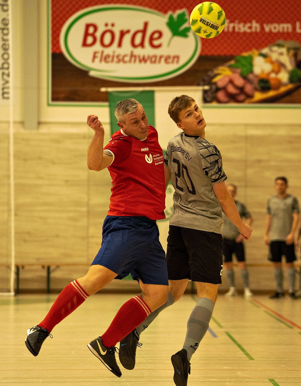 Max Wilhelm (rechts) steigt für seinen Eilslebener SV zum Kopfballduell.