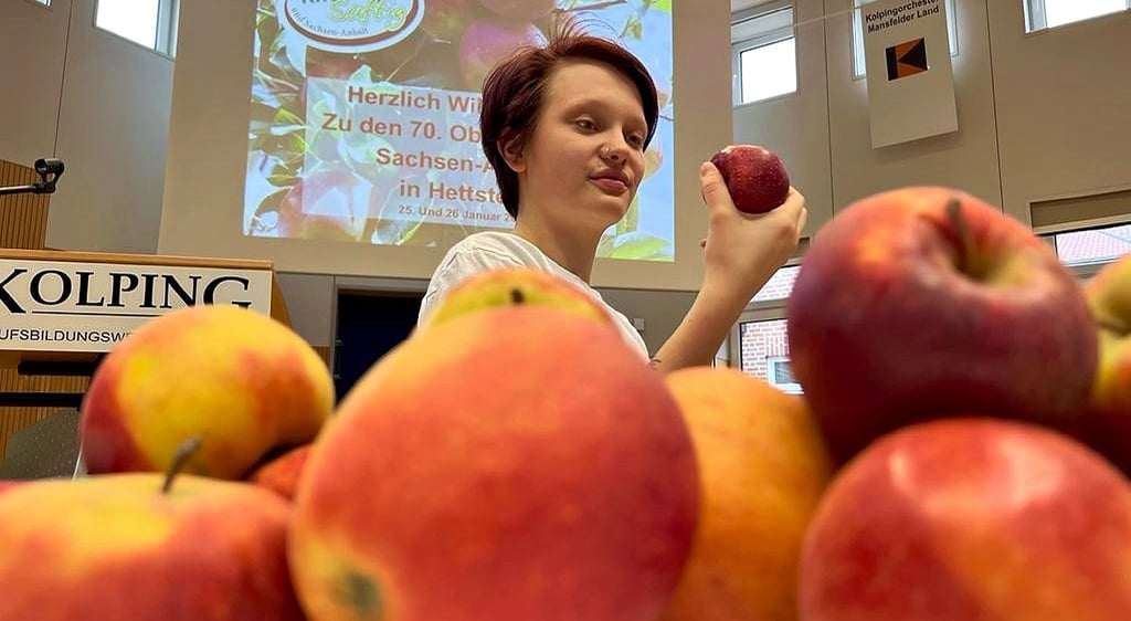 Na klar gehören zu den 70. Obstbautagen im Kolpingwerk Hettstedt auch einheimische Äpfel auf den Tagungstisch. Cora lässt sich einen davon schmecken.