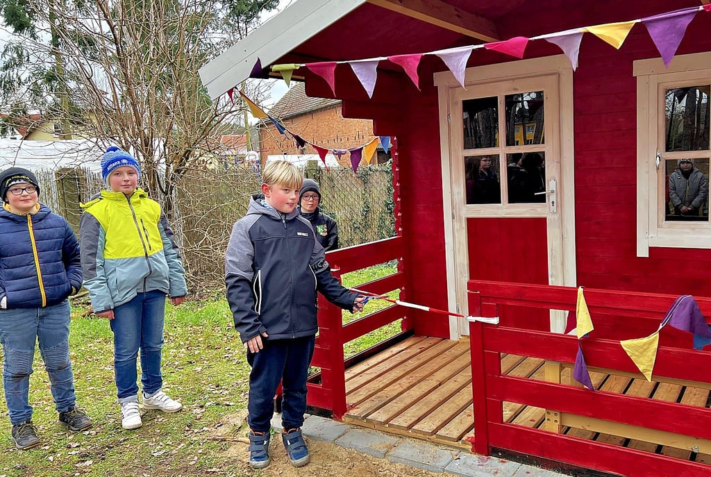 Lasse Kempa durfte das Band zur Einweihung des neuen Spielhauses der Klietzer Hortkinder durchschneiden.