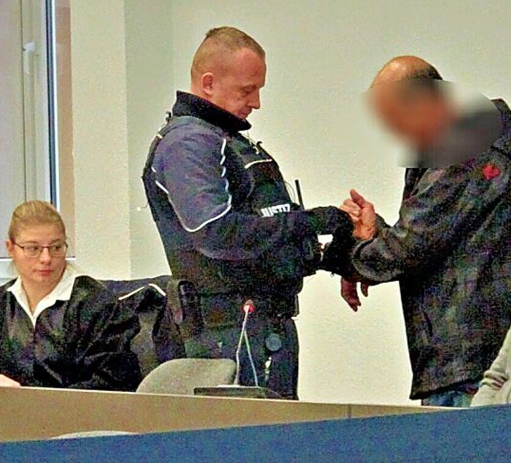 Der Angeklagte vor dem Landgericht in Dessau. Er soll in Zerbst einen Arbeitskollegen erstochen haben.