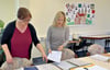 Wahlleiterin Anja Schünicke und Jeanine Oehl bereiten die Unterlagen für die bevorstehende Schulung der Wahlhelfer vor.