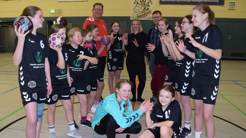 Alexis und Leni (vorn) und ihr Handballteam freuen sich auf das nächste Turnier. Die Mannschaft hat neue Spielkleidung bekommen.