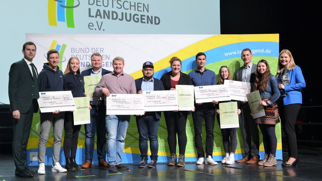 Das von der Nelbenerin Marie Saudhof (auf dem Foto Siebente von links) hauptsächlich kreierte Projekt Landjugend-Entdeckertour hat bei der Verleihung des Ernst Engelbrecht-Greve-Preises im Rahmen der Grünen Woche in Berlin den ersten Platz belegt.
