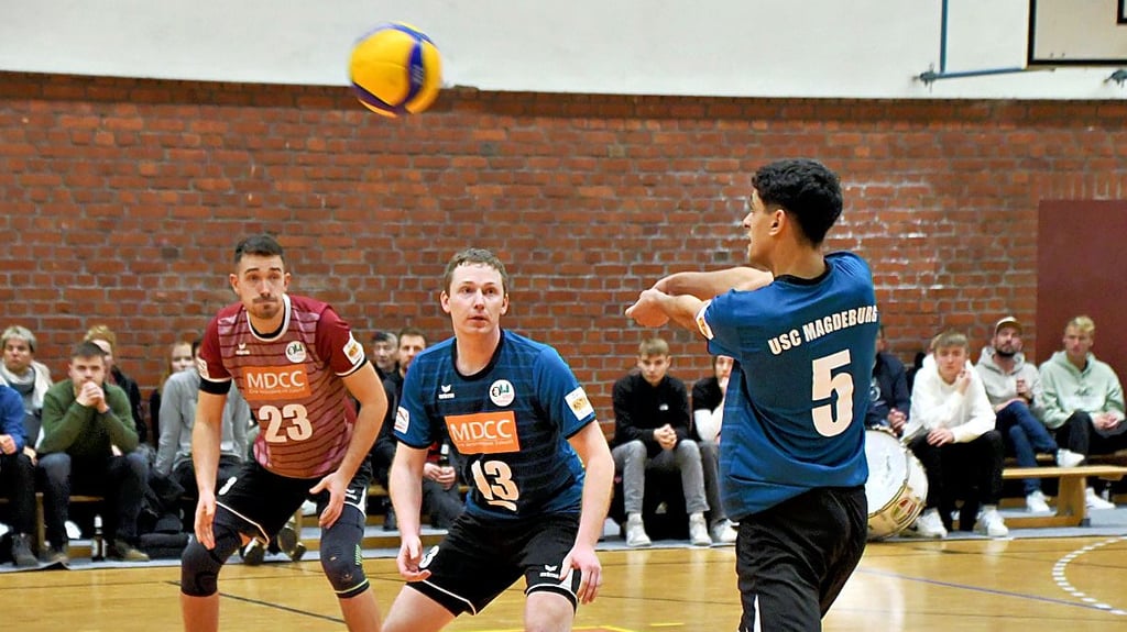 Zakariya Diab (r.) gehört zu den Spielern, denen die Zukunft gehört. Doch plant Dennis Raab auch mit erfahrenen Akteuren wie Tom Heidecke (M.) oder Christopher Kirst, die die Jugend anleiten sollen.