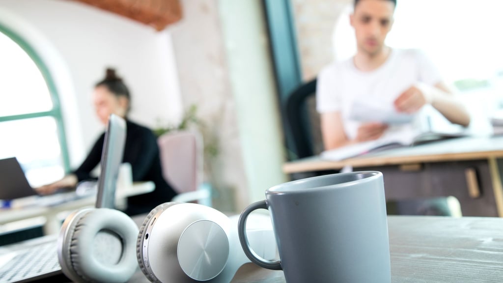 Während andere für das Projekt Überstunden machen, ist ein Teammitglied pünktlich zu Hause: Mit ihrer Arbeitseinstellung kommen Quiet Quitter nicht immer gut an.