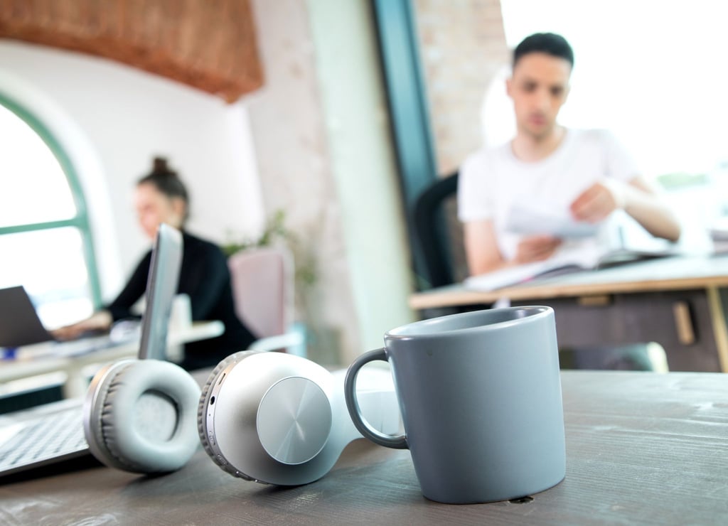 Während andere für das Projekt Überstunden machen, ist ein Teammitglied pünktlich zu Hause: Mit ihrer Arbeitseinstellung kommen Quiet Quitter nicht immer gut an.