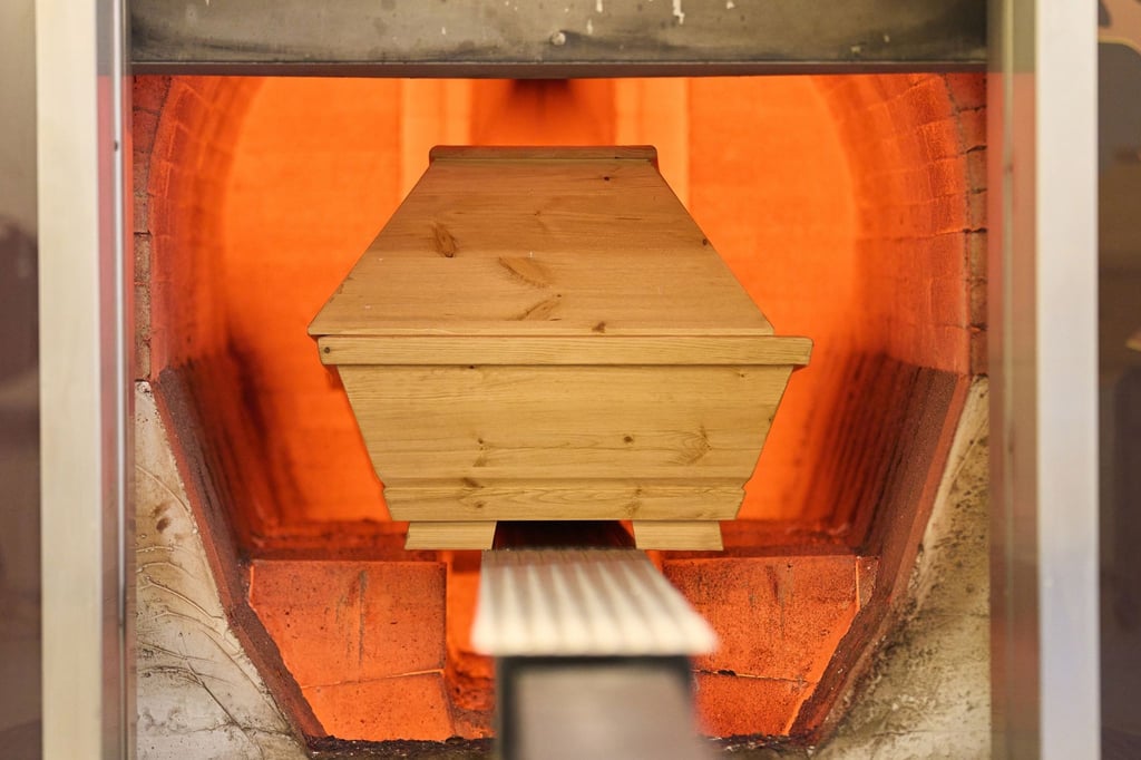 Ein Sarg wird in einem Krematorium verbrannt.