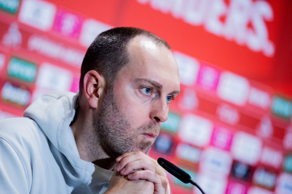 Bremens Trainer Ole Werner sitzt bei der Pressekonferenz nach der 7:1-Niederlage.