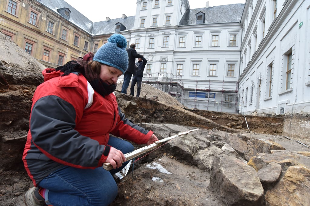 Susanne Baumgart leitet die Grabungen auf dem Weißenfelser Schlosshof.