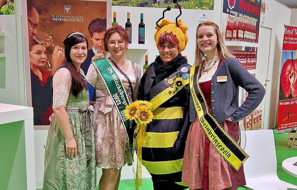 Die Jessener Hoheiten stellen sich dem Gruppenbild während des Sachsen-Anhalt-Tages am Montag auf der Grünen Woche in Berlin: Spargelprinzessin Andrea Arndt, Heidekönigin Victoria Post, Bienenkönigin Peggy Knöffel und Weinprinzessin Kim Bischoff.