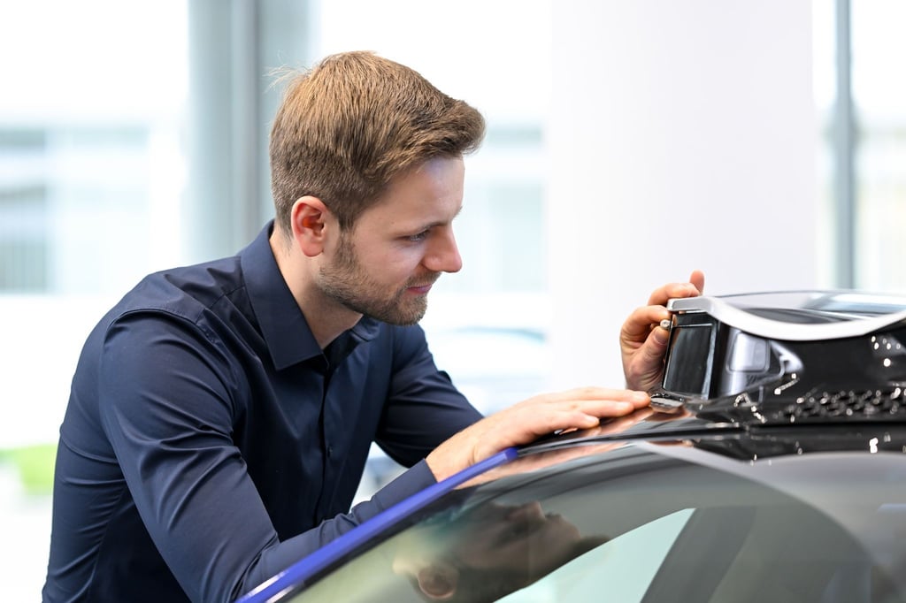 Soll ein Auto autonom fahren, braucht es funktionierende Sensoren. Als Ingenieur ist Moritz Brenner zum Beispiel an der Entwicklung der Reinigungsdüsen für die Sensoren beteiligt.
