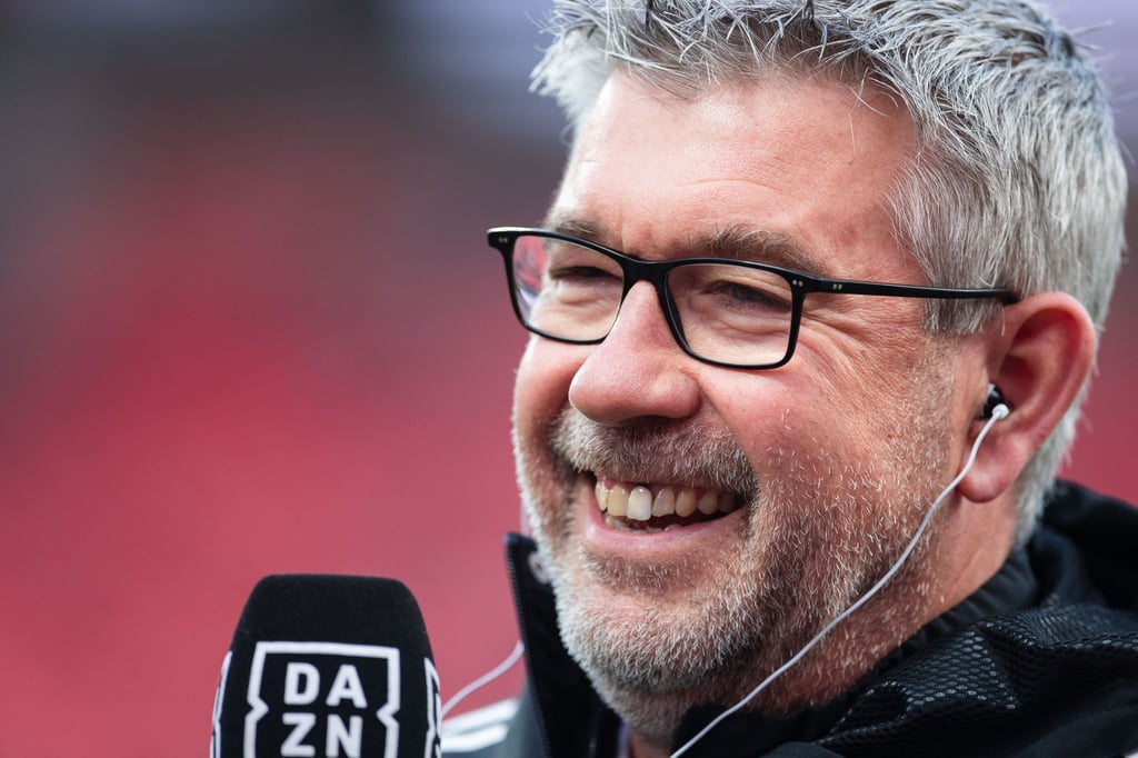 Berlins Trainer Urs Fischer blickt vor der Partie in die Runde.