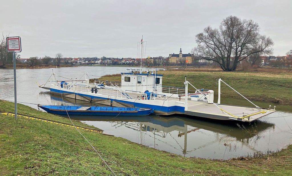 Während der momentanen Winterpause liegt die Coswiger Elbefähre in ihrem kleinen Hafenbecken.