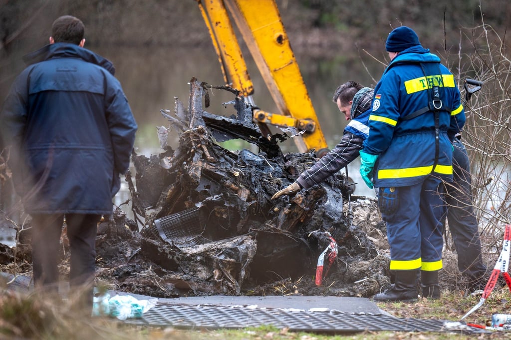 Ein Bagger birgt die Reste eines Pkw aus einem kleinen See in Lunestedt.