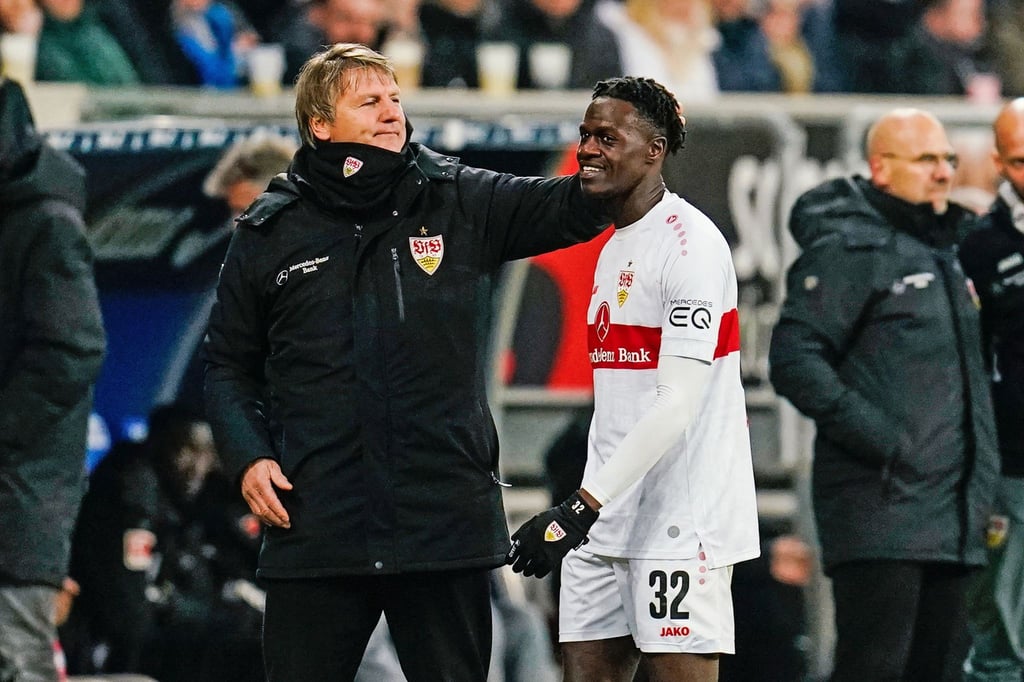Stuttgarts Naouirou Ahamada verlässt nach der gelb-roten Karte das Spielfeld.