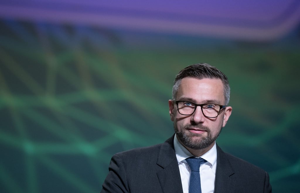 Martin Dulig (SPD), Wirtschafts- und Arbeitsminister in Sachsen, spricht auf einer Pressekonferenz.