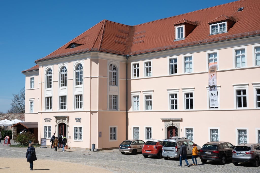 Besucher stehen vor dem Sorbischen Museum Bautzen.