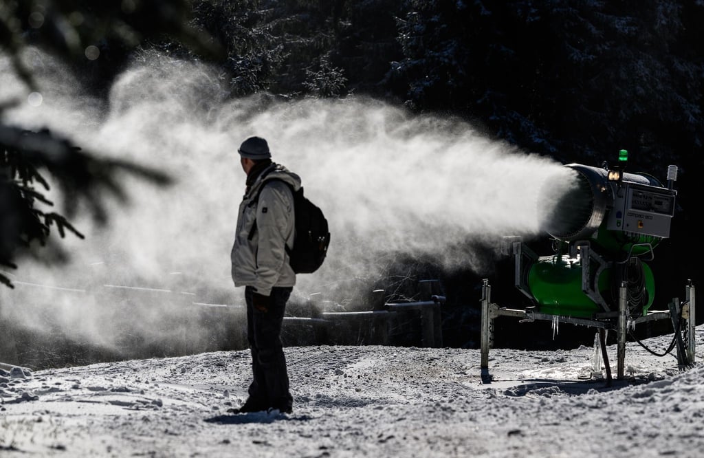 Mit einer Schneekanone wird am Fichtelberg der Skihang beschneit.