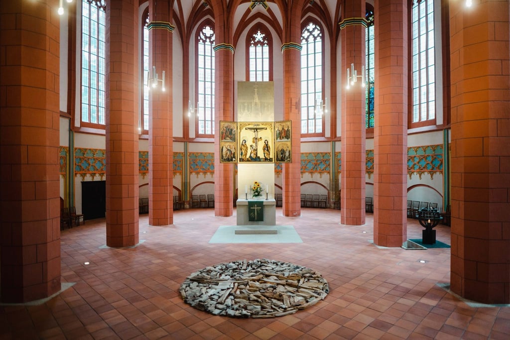Das Kunstwerk „Petrified Wood Circle“ von Richard Long ist in der Stadtkirche St. Jakobi zu sehen.