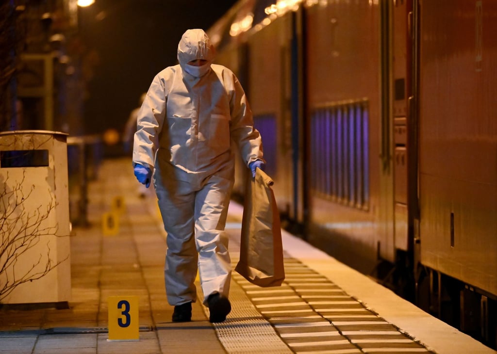 Mitarbeiter der Spurensicherung sind auf einem Bahnsteig bei einem Regionalzug im Einsatz.