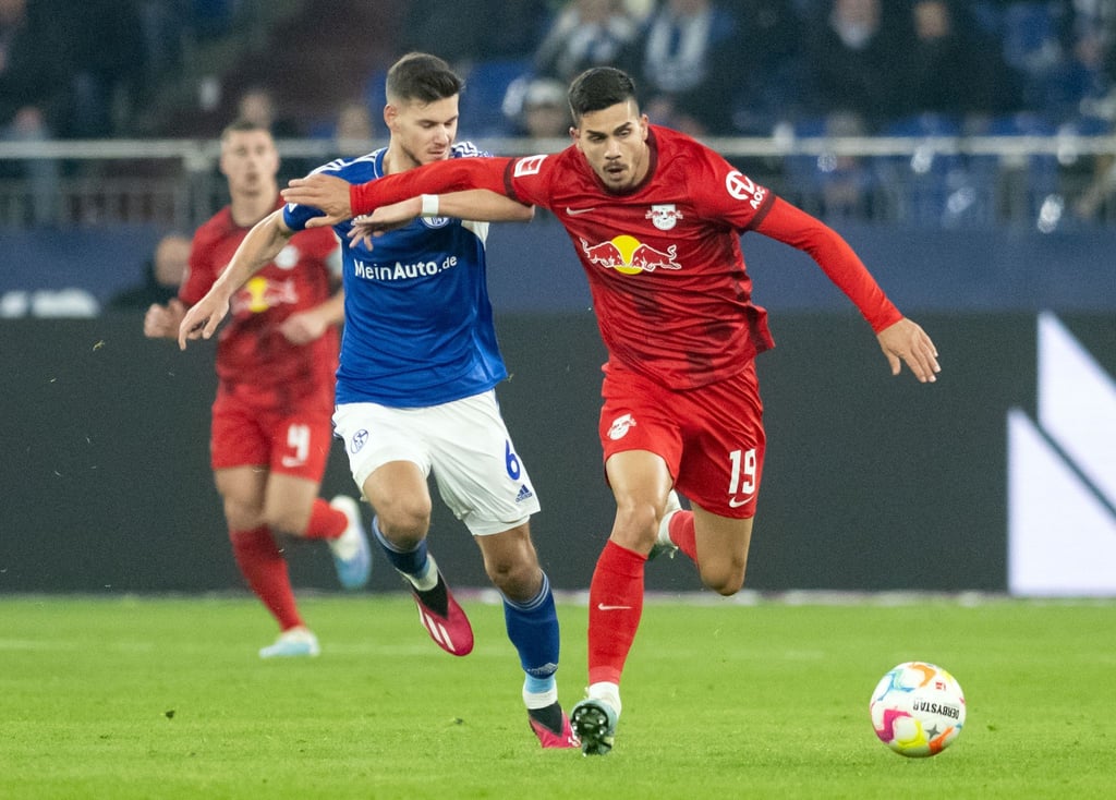 Schalkes Tom Krauß (l) und Andre Silva von Leipzig versuchen an den Ball zu kommen.