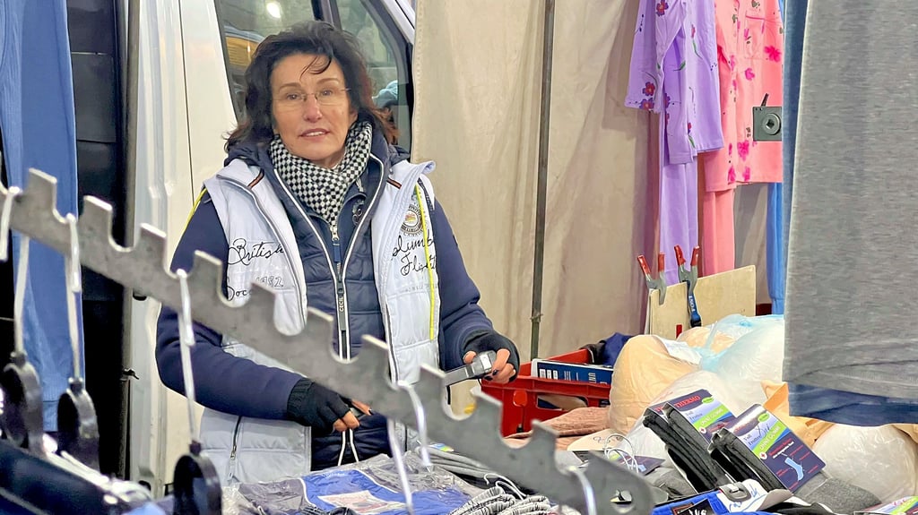 Gabriele Ebeling aus Aschersleben ist seit 30 Jahren als Händlerin unterwegs und seit 15 Jahren Marktmeisterin.