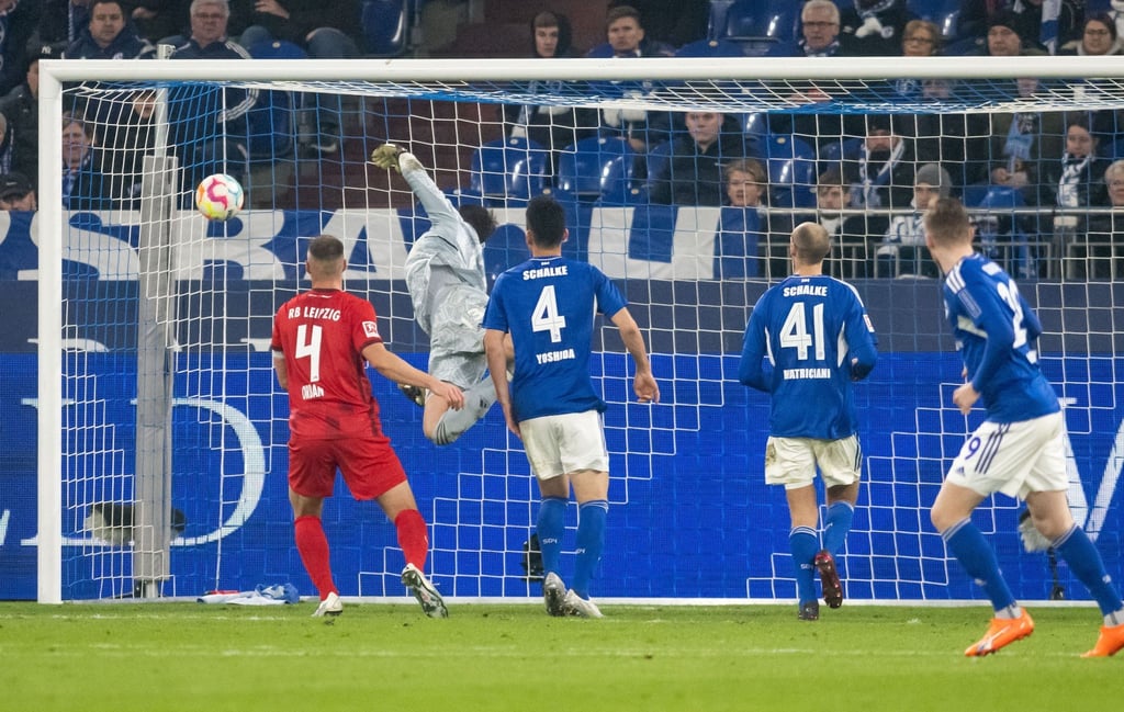 Schalkes Schalkes Torhüter Alexander Schwolow kann das Tor zum 1:5 nicht verhindern.