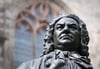 Blick auf das Denkmal für Komponist Johann Sebastian Bach vor der Thomaskirche in Leipzig.