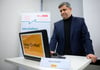 Co-Parteivorsitzender der Berliner SPD Raed Saleh testet bei einem Pressetermin zum Start des Wahl-O-Mat das Online-Tool.