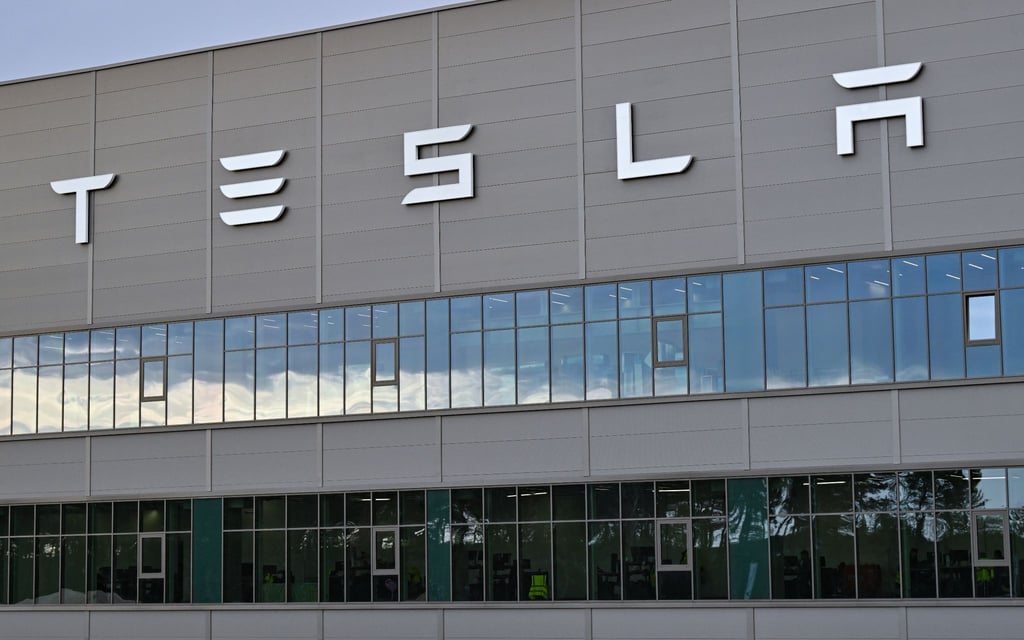 Das Gebäude der Batteriefertigung auf dem Gelände der Tesla Gigafactory Berlin-Brandenburg vom US-Elektroautobauer Tesla.