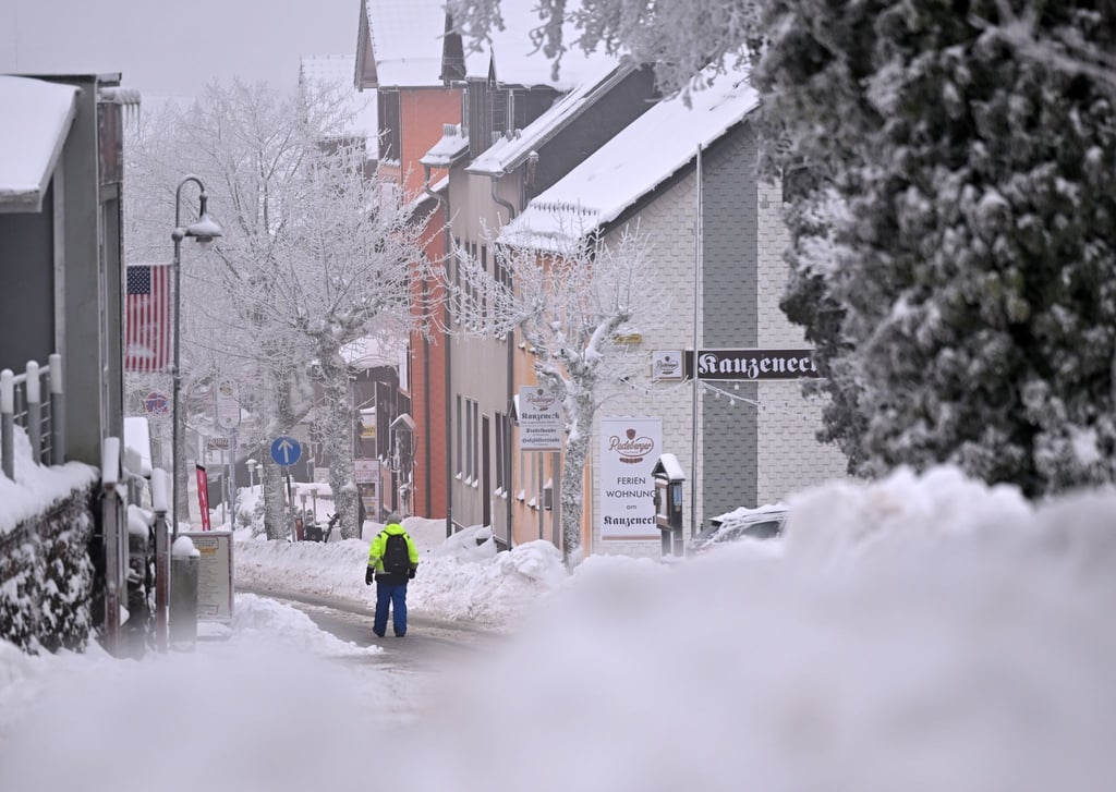 Noch ist es ruhig im verschneiten Ortszentrum von Oberhof. Die 51. FIL Rennrodel Weltmeisterschaft findet vom 27. bis 29. Januar statt, die 53. IBU Biathlon Weltmeisterschaft vom 8. bis zum 19. Februar.