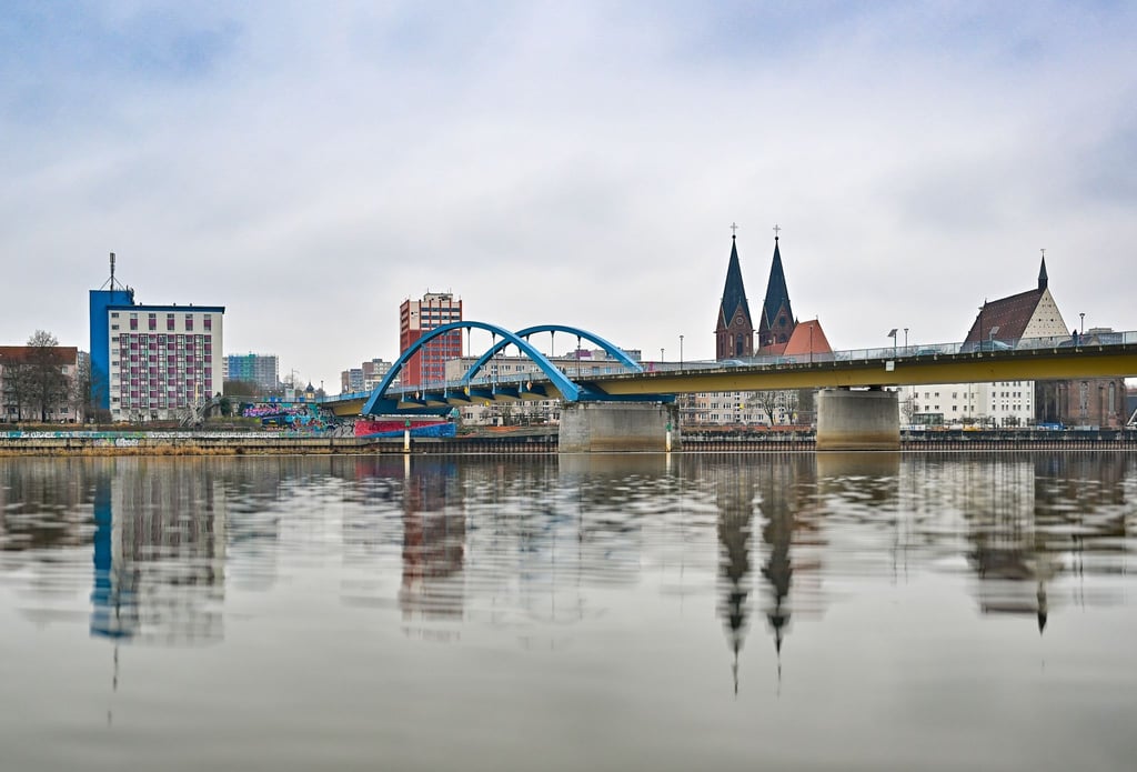 Blick vom polnischen Slubice auf den Grenzübergang Stadtbrücke über den deutsch-polnischen Grenzfluss Oder mit Frankfurt (Oder) in Brandenburg.