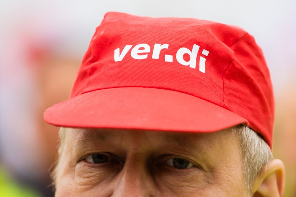 Ein Teilnehmer einer Demonstration zu einem Warnstreik trägt eine "Verdi"-Mütze.