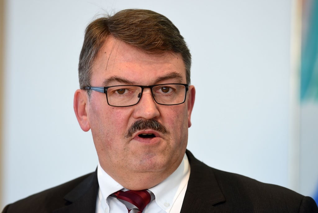 Eberhard Brezski, Volkswirt an der NordLB, spricht am 07.01.2015 während einer Pressekonferenz in Hannover.