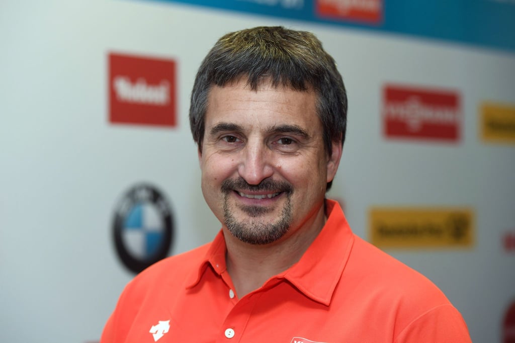 Georg Hackl, dreimaliger Rodel-Olympiasieger, gibt eine Pressekonferenz.