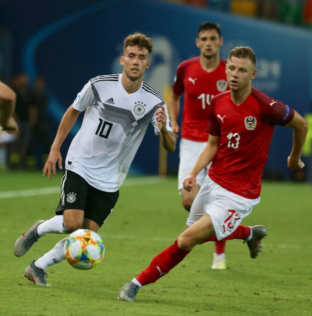 Luca Waldschmidt aus Deutschland in Aktion gegen Maximilian Ullmann, Österreich (r). Der Österreicher spielt in der Rückrunde für den 1. FC Magdeburg.
