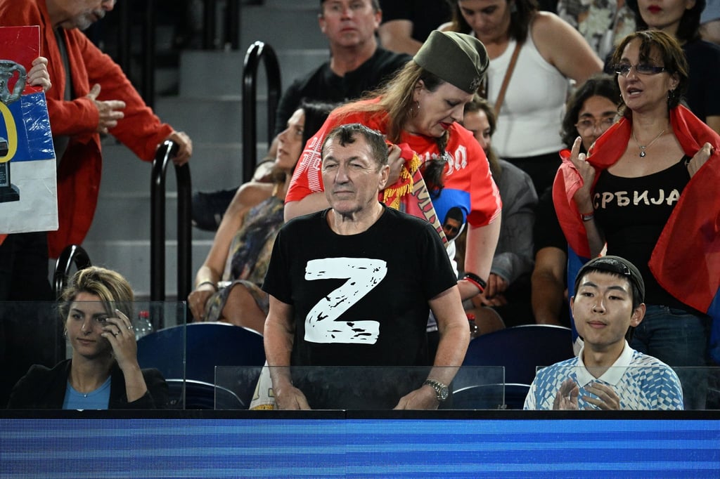 Ein Mann in einem T-Shirt mit dem weißen Z als Aufschrift.