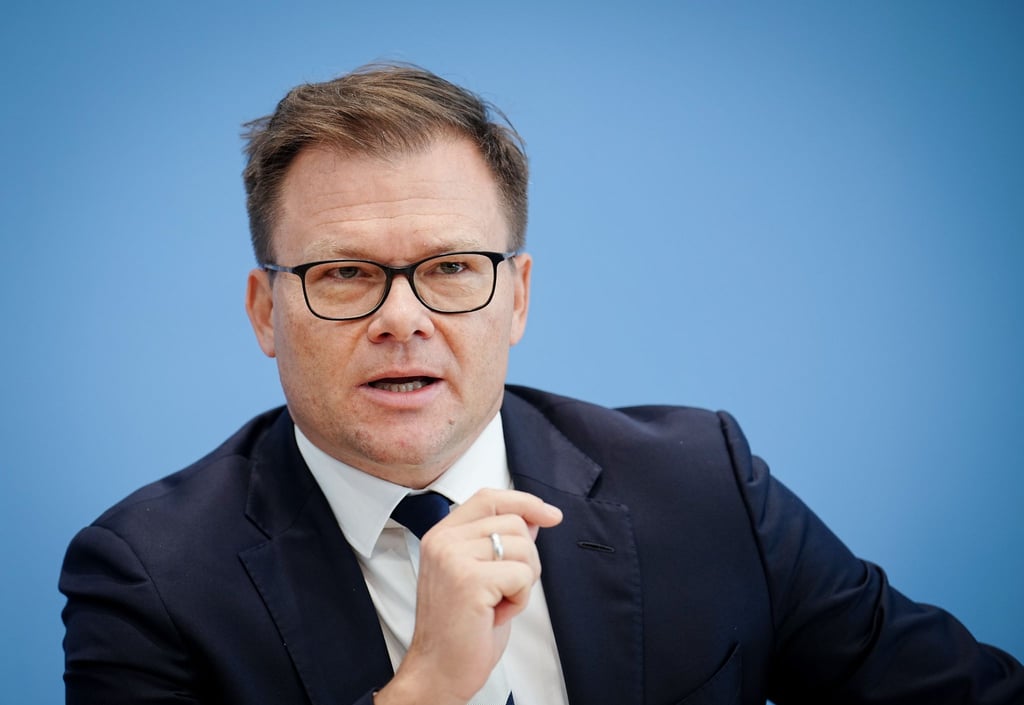 „Mehr als 32 Jahre nach der Einheit sind Ostdeutsche in den Führungspositionen unseres Landes deutlich unterrepräsentiert - eine nach wie vor ungelöste Aufgabe“, sagt der Ostbeauftragte Carsten Schneider.
