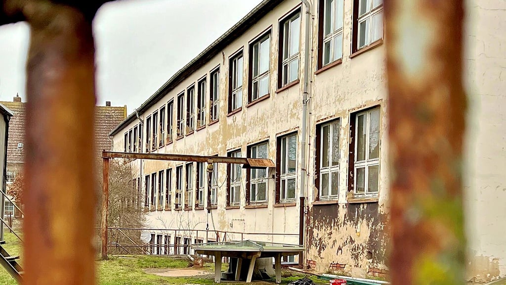 Für die „Neue Schule“ in Ilberstedt wird ein Nutzungskonzept gesucht. Alternativ käme ein Abriss infrage. Die Entscheidung wurd auf 2024 vertagt.