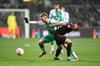 Werders Mitchell Weiser (l) und Unions Diogo Leite kämpfen um den Ball.