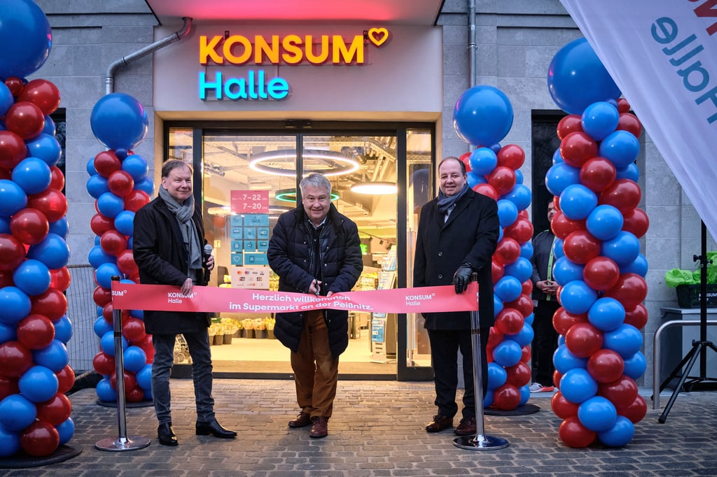 Konsum-Vorstand Dirk Thärichen, Bauherr Klaus Papenburg und Baubeigeordneter René Rebenstorf eröffneten den neuen Supermarkt.