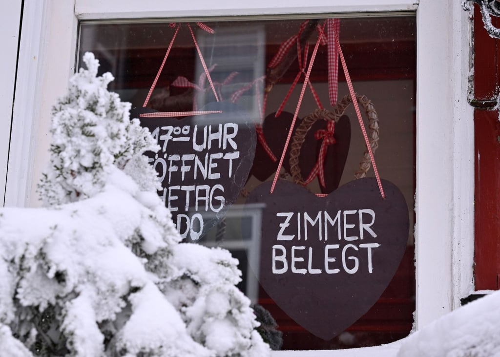 "Zimmer Belegt" steht auf dem Schild in der Tür eines Hauses in Oberhof.